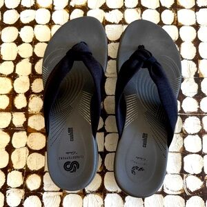 Clarks Cloudsteppers Black Sandal Flip Flop - Size 8